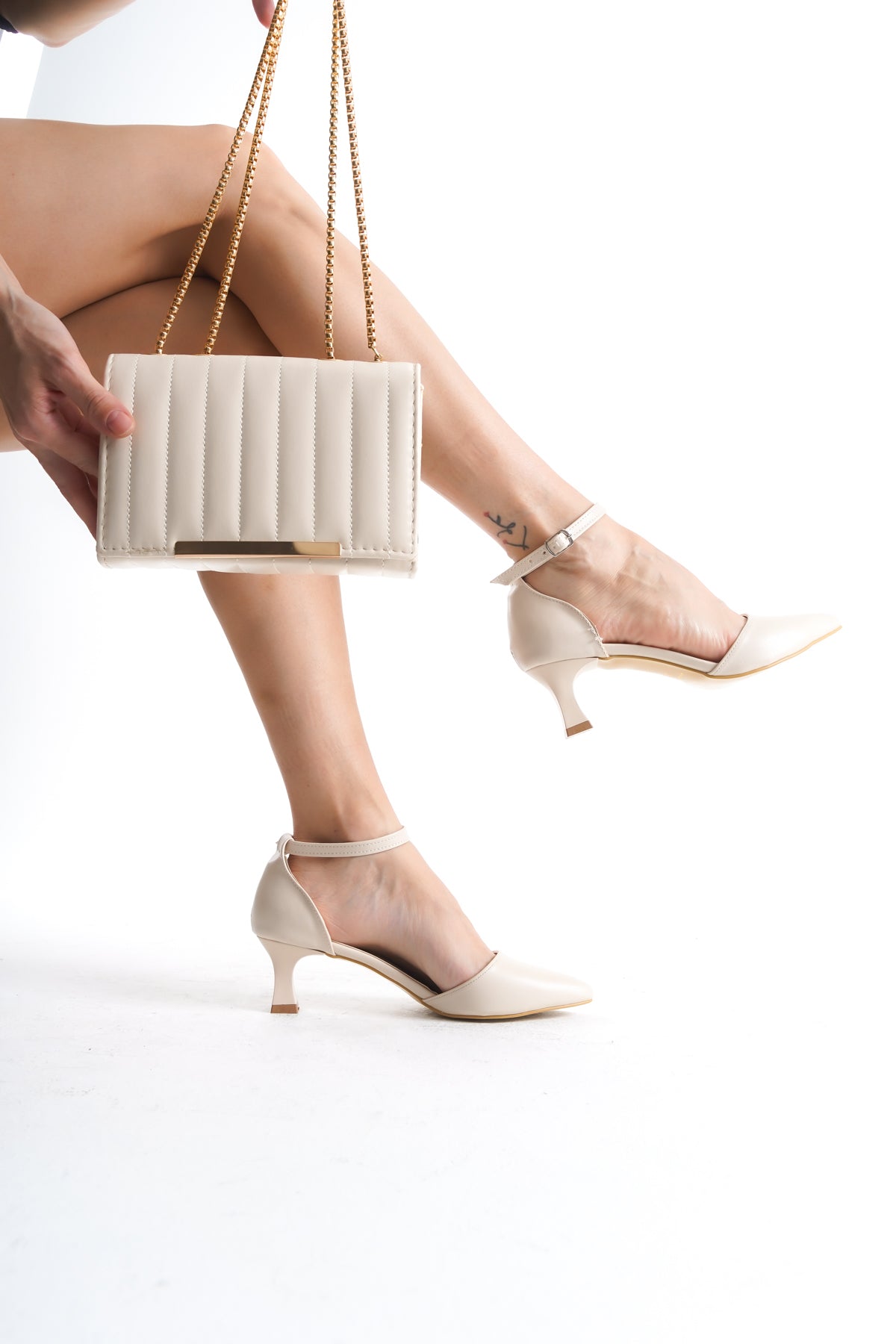 Bej Alçak Stiletto ve Çanta Kombini